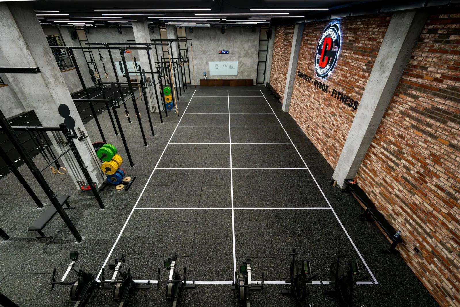Backstreet Athletics İncek CrossFit salonu — rig ve halterler