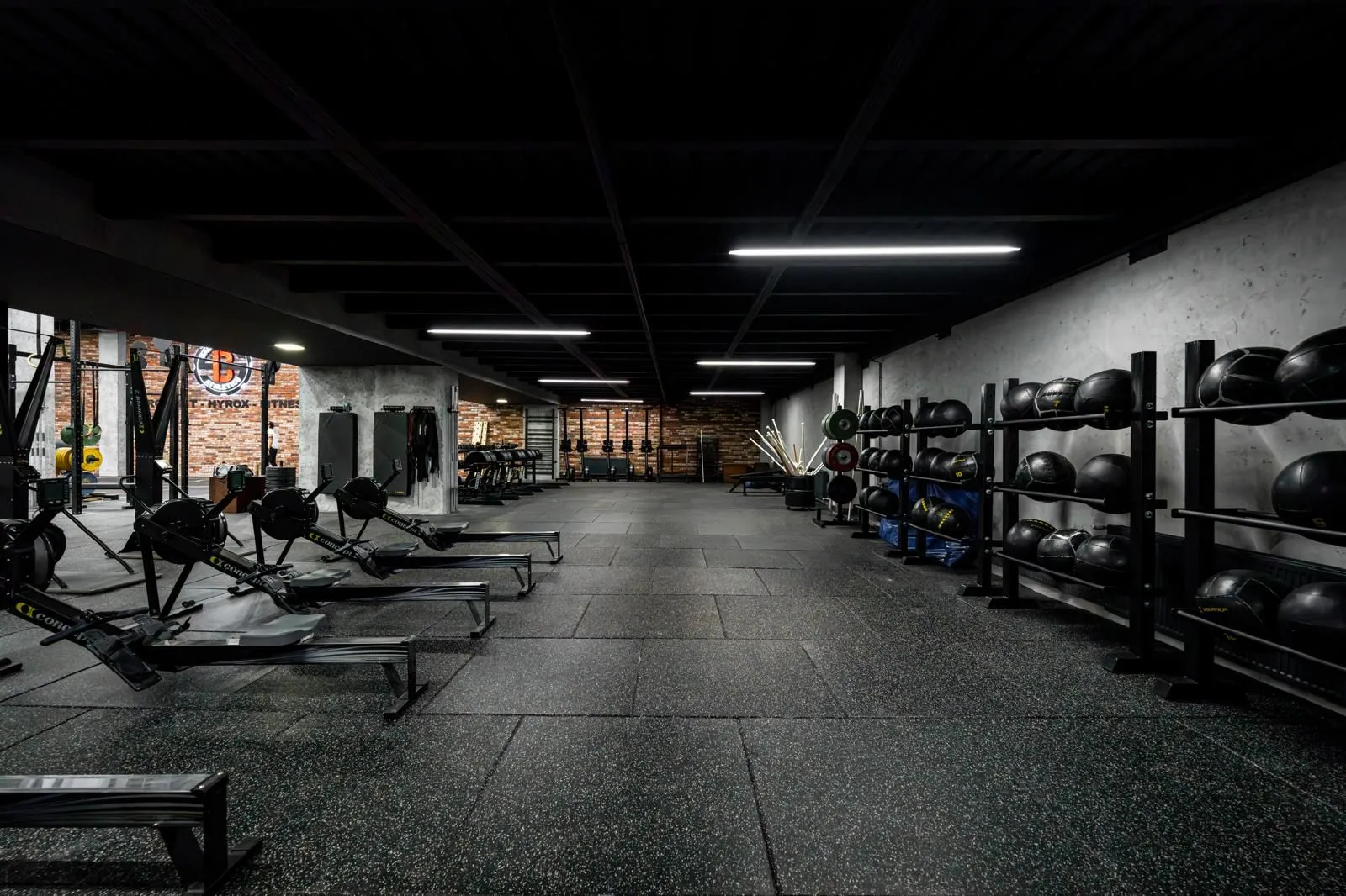 Backstreet Athletics İncek HYROX alanı — rower ve medicine ball istasyonları