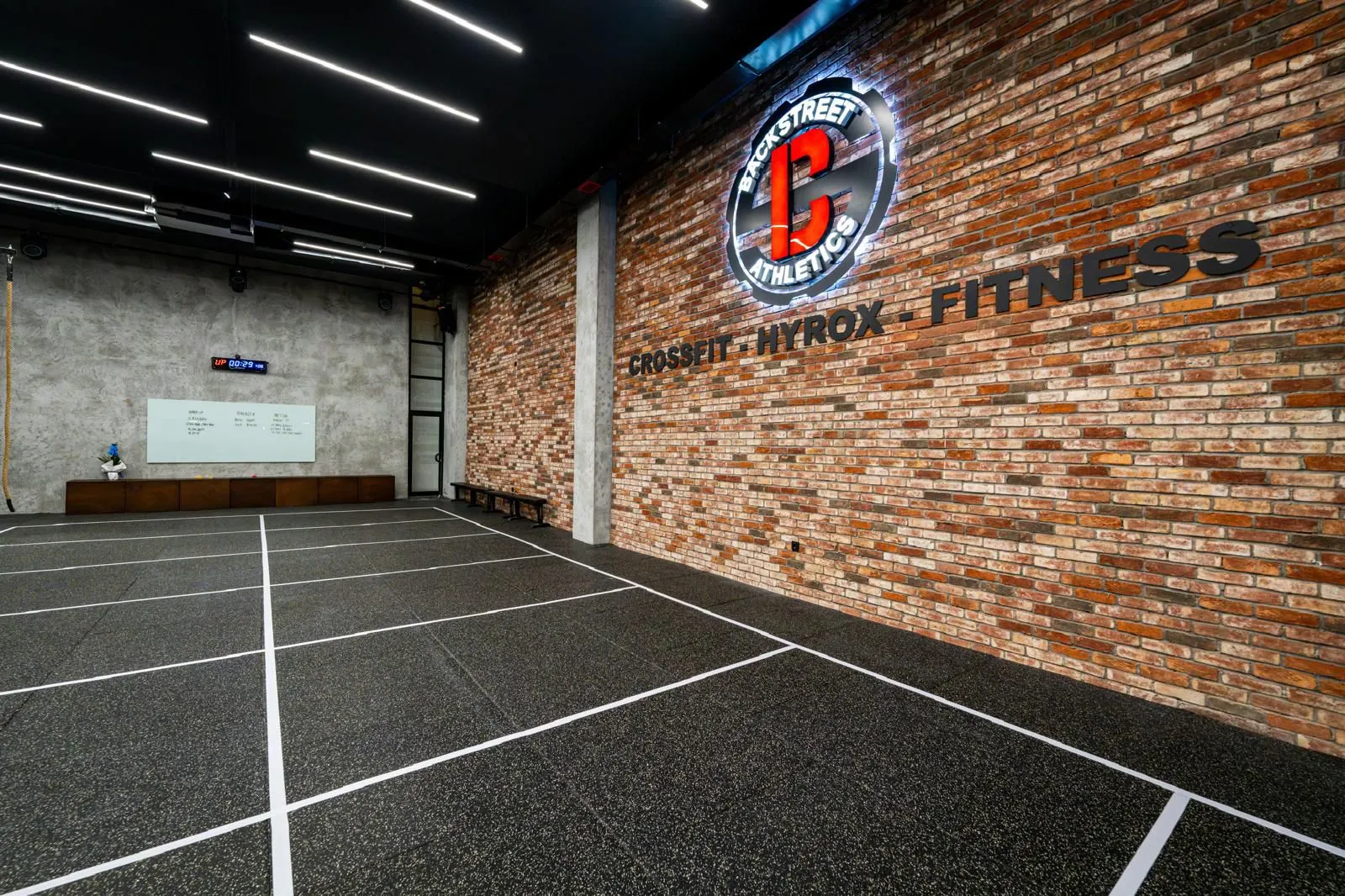 Backstreet Athletics İncek logo duvarı — CrossFit · Hyrox · Fitness