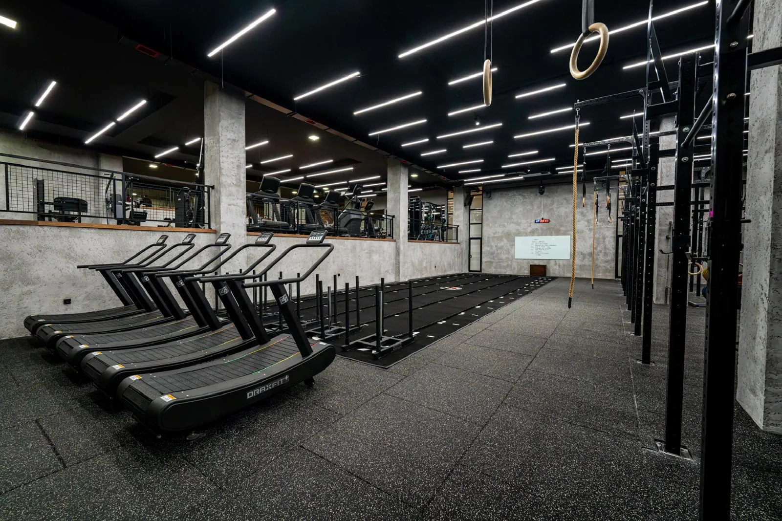 Backstreet Athletics İncek rig sistemi ve eğimli koşu bantları